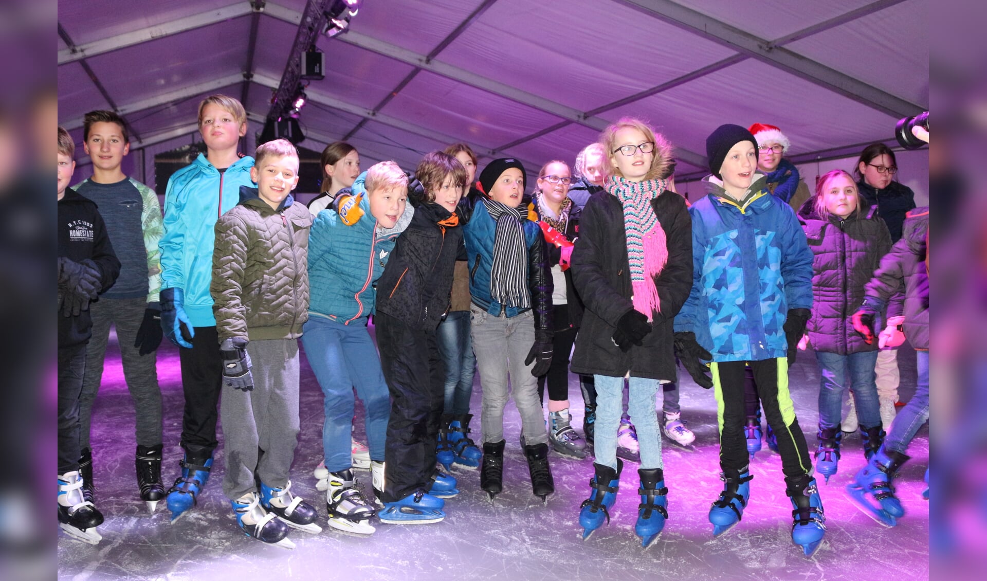 Keona en Falco met de kinderen die mee schaatsten op de speciaal voor hen eerder geopende ijsbaan. 