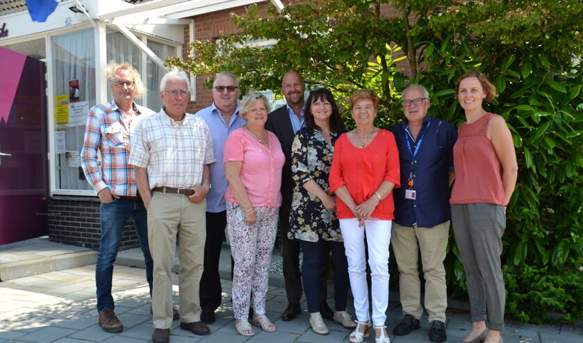 Vertegenwoordigers van organisaties bijeen voor buurthuis 't Weike.