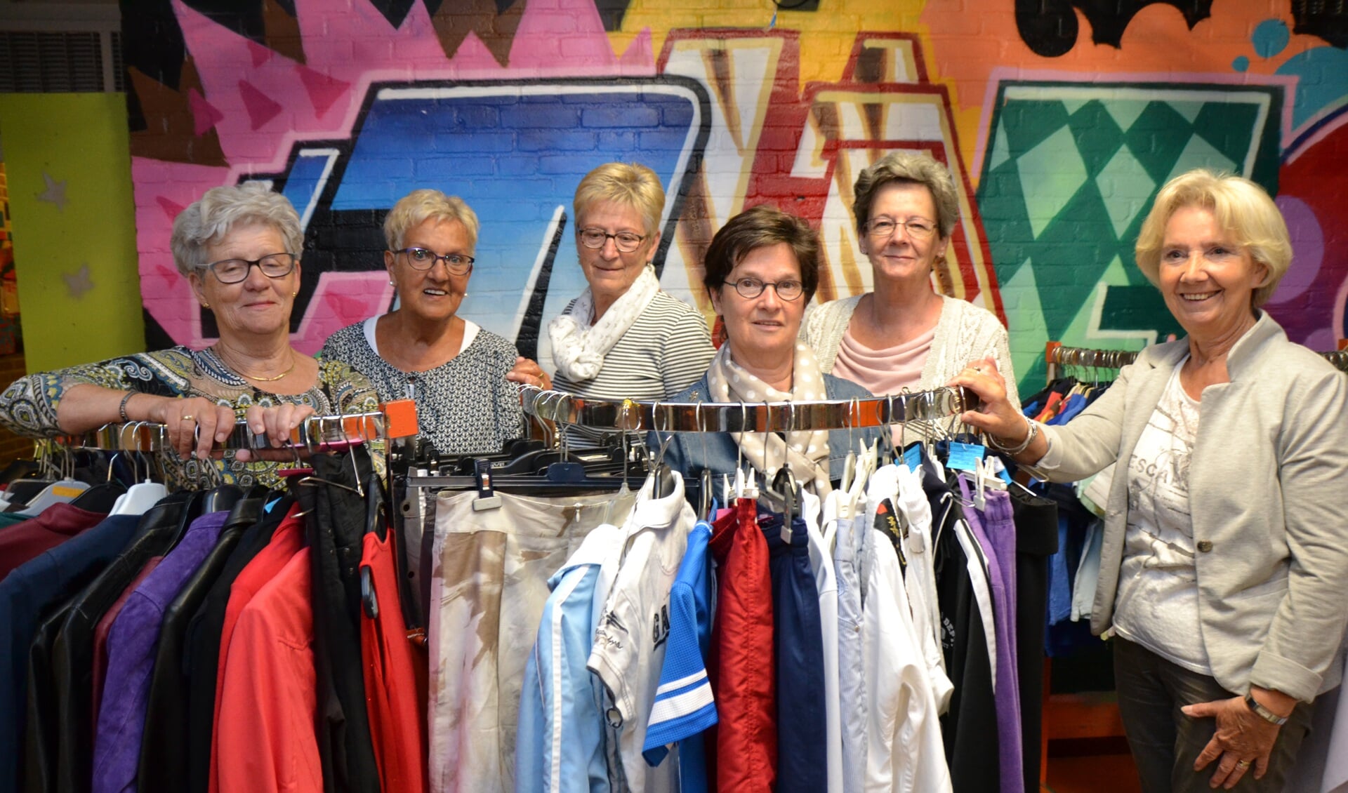 Vlnr: Henny Kannekens, Fien Pietjouw, Nelleke van de Merbel, Lilian Adriaansen, Eva Koole en Lia Knopjes vormden jarenlang het vrijwilligersteam van de kledingbeurs in de Wittenhorst. 