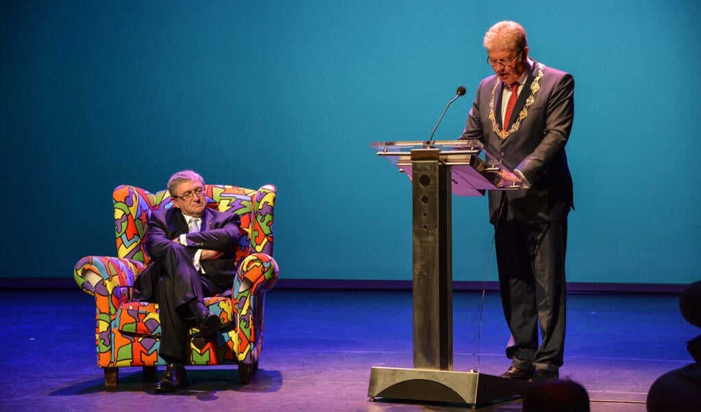 Burgemeester Frank Petter spreekt Jef Pelgrims toe.