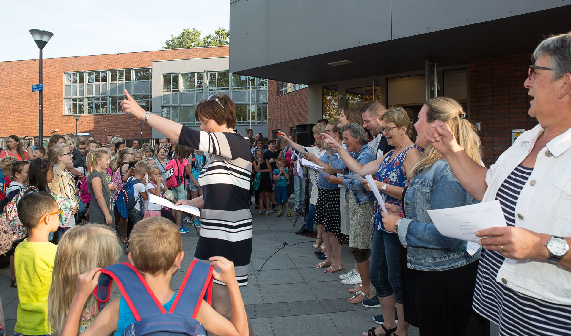 Zingen van het 'Eerste schooldag lied' op basisschool de Dobbelsteen. 