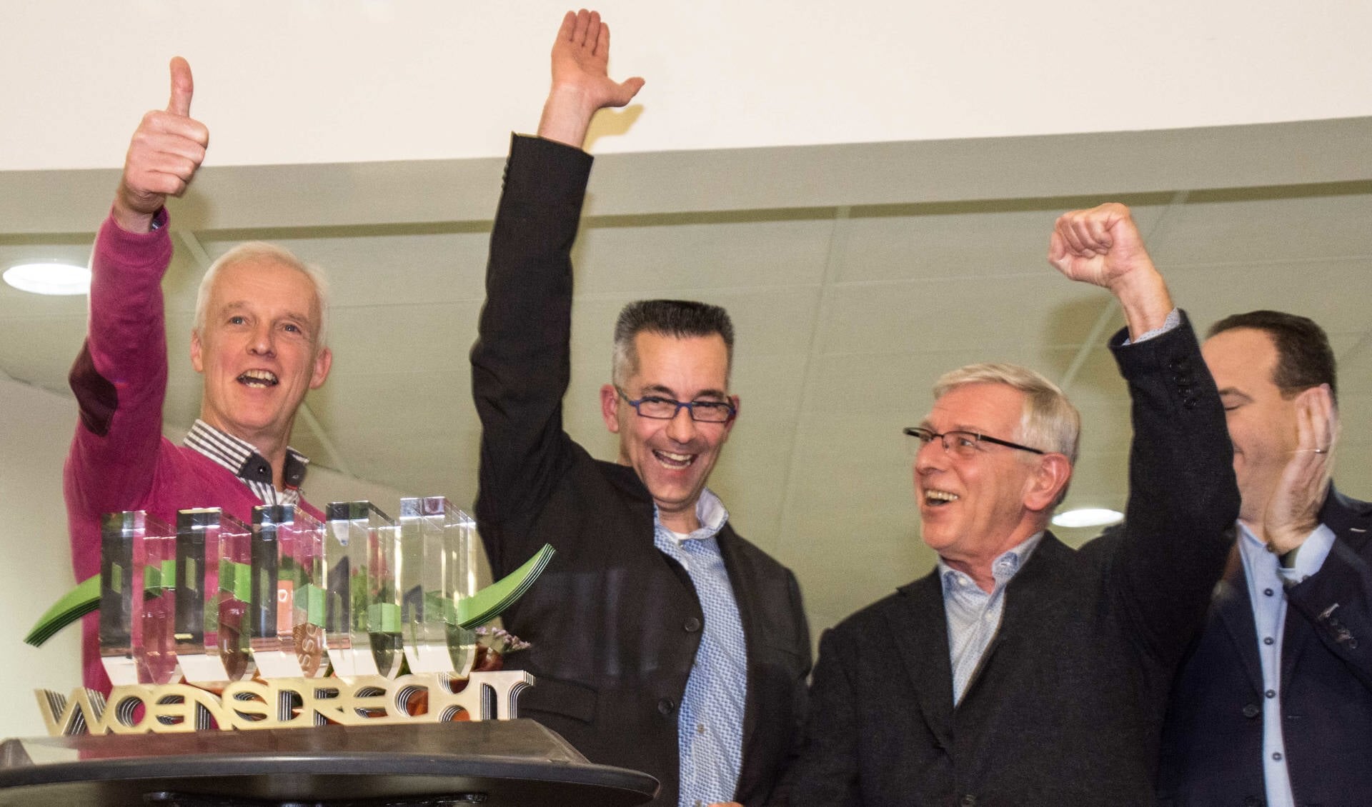 Voorzitter Erik de Laet, bestuurslid Ludo Hoendervangers en secretaris Peter Nuijten juichen voor 'hun' Promotieprijs.