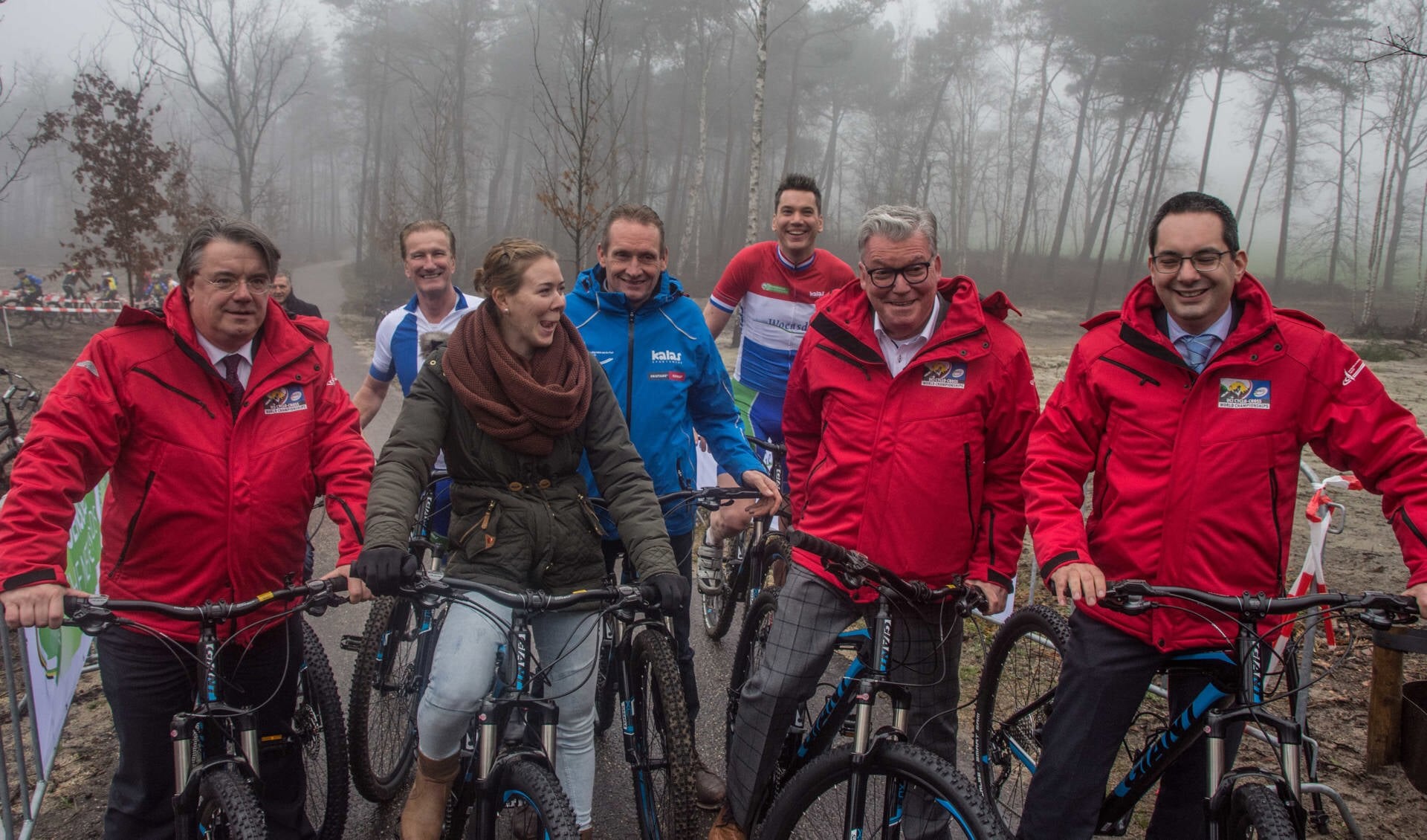 Commissaris van de Koning, burgemeester en wethouders testen met oud-wereldkampioenen de nieuwe wielerbaan.
