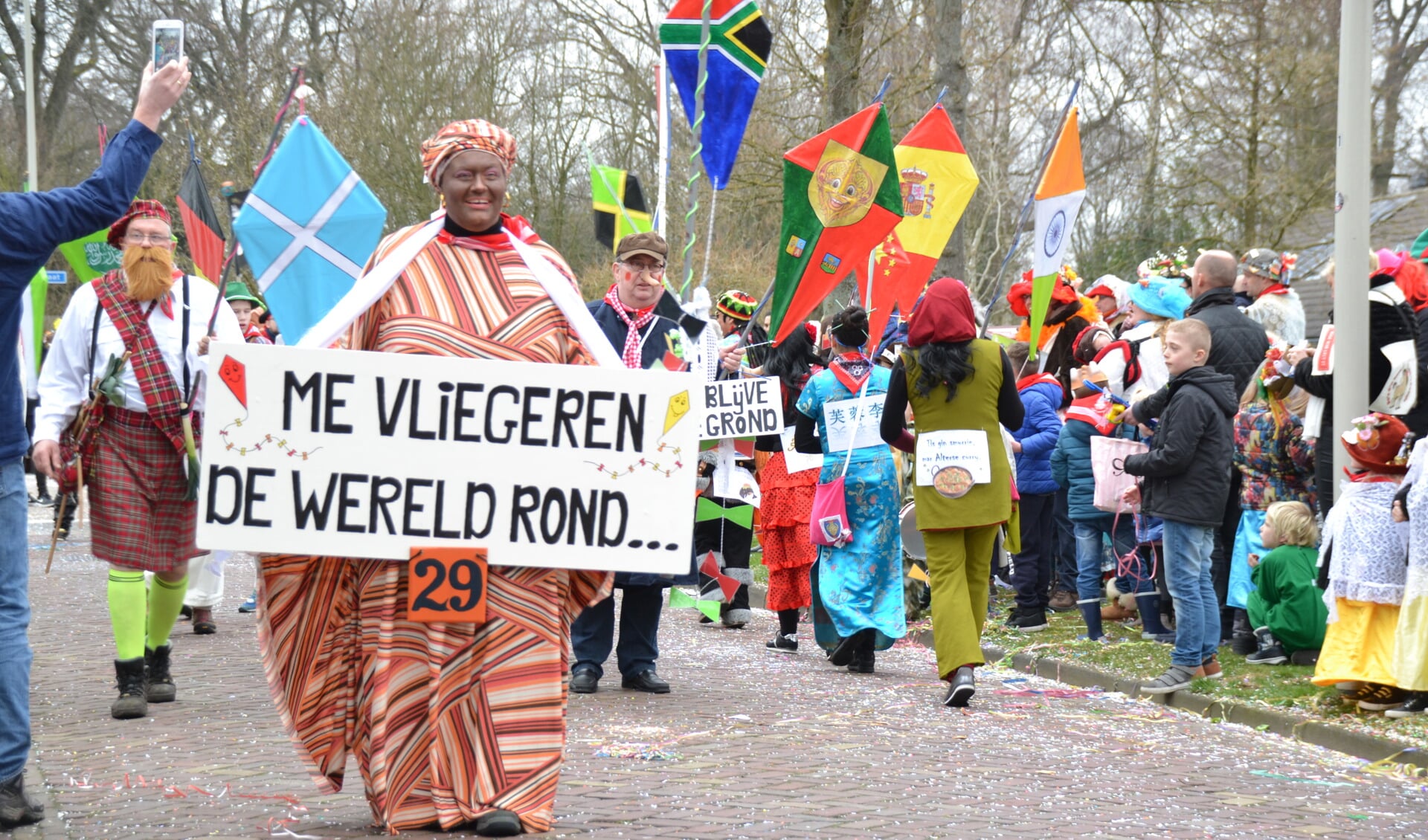 De carnavalsoptocht in Halsteren is toch een evenement van formaat dat op de kalender van de gemeente thuishoort.