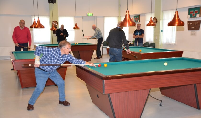 Biljarten in ontmoetingscentrum de Wittenhorst waar vier tafels staan.
