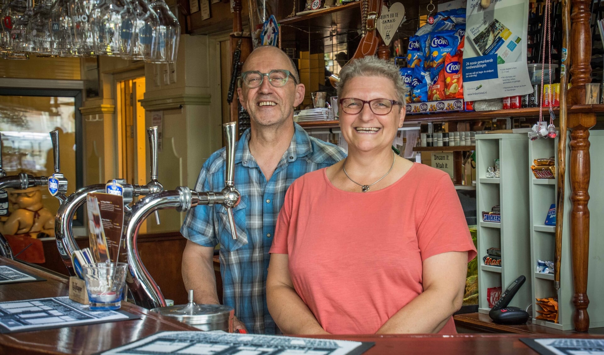 René en Diana Rens hebben altijd visite in café zaal Tivoli.