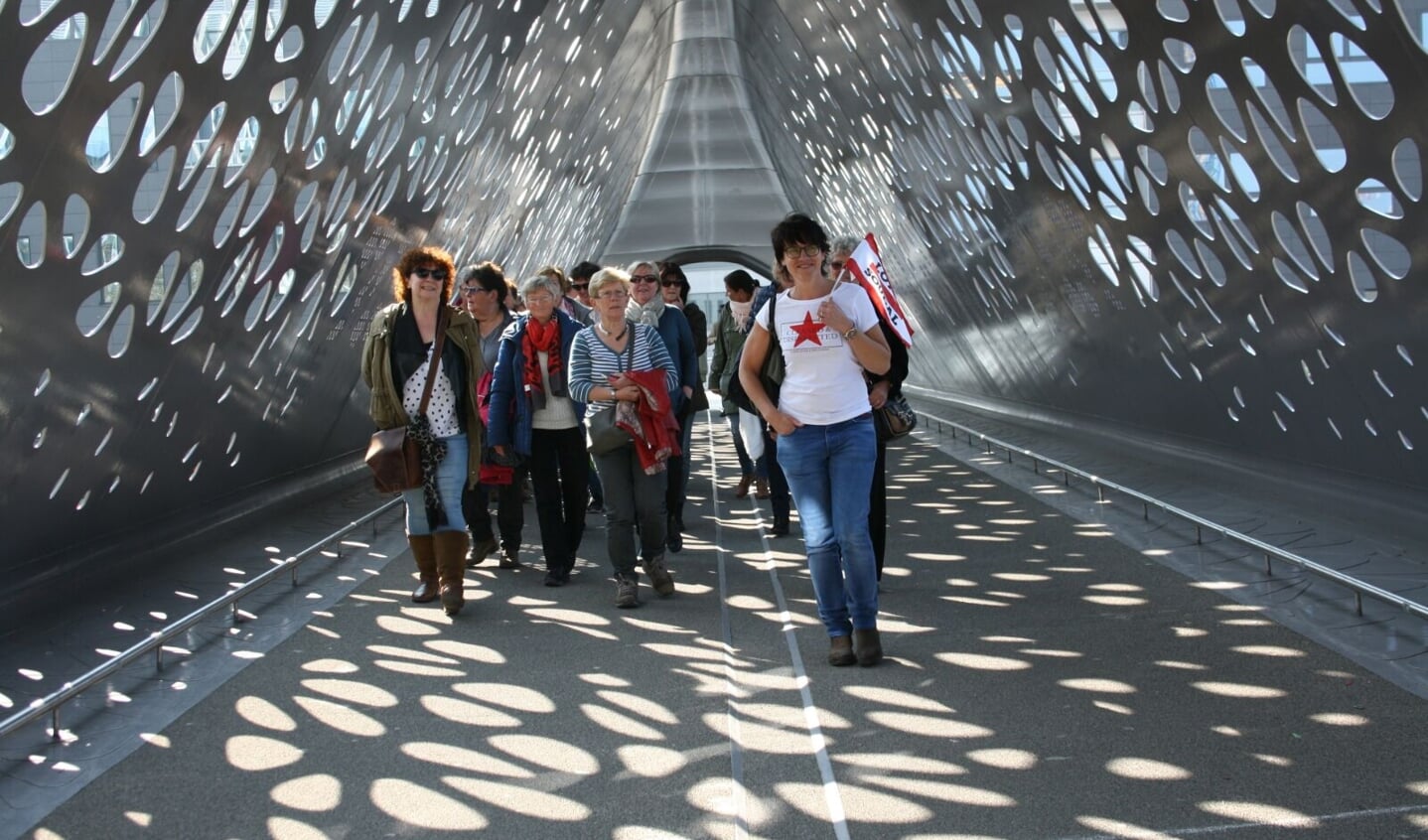 Leden van VVH wandelend in een tunnel tijdens een excursie.