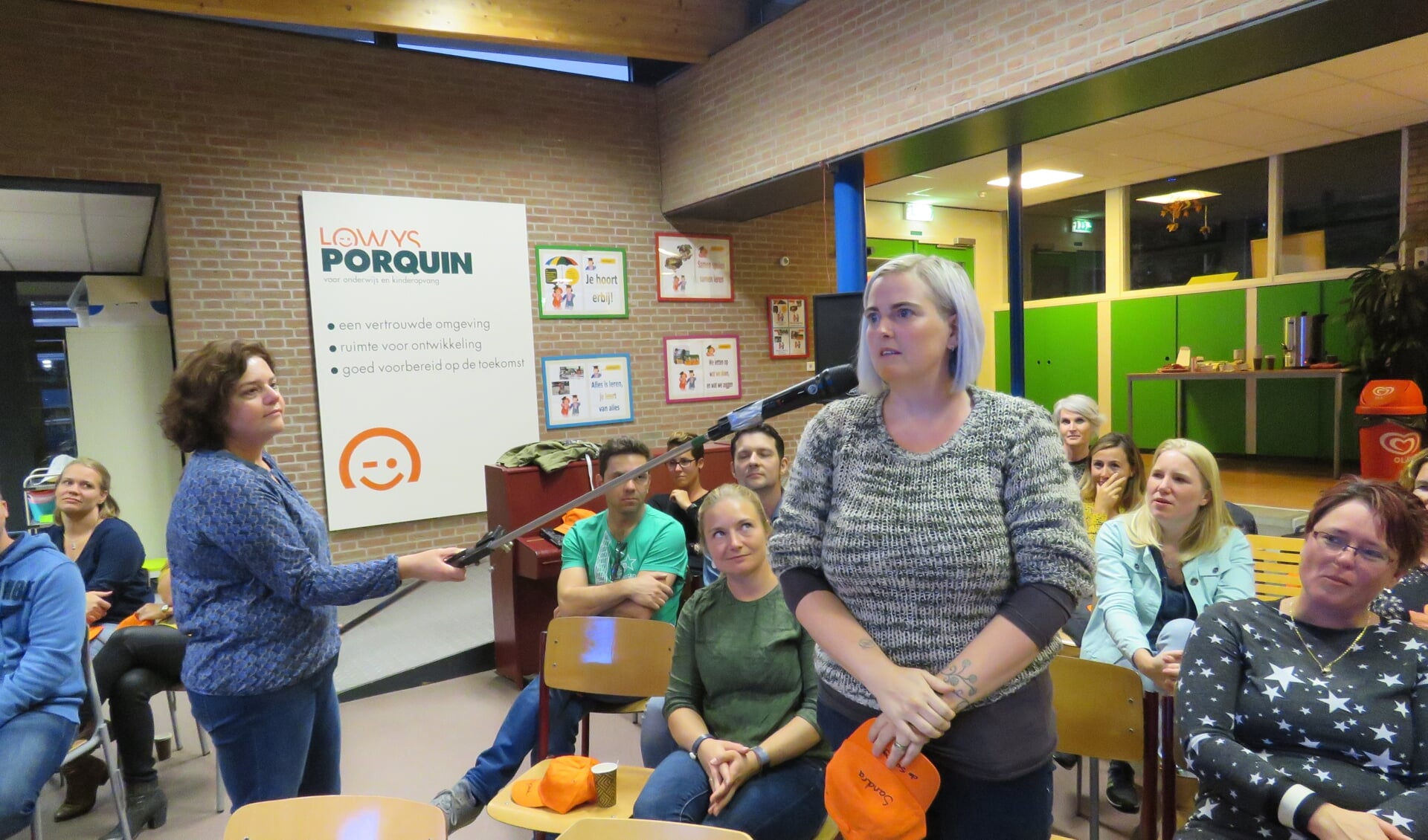 Ouders en teams van plaatselijke Lowys Porquin basisscholen in discussie over mogelijke wijziging van schooltijden.