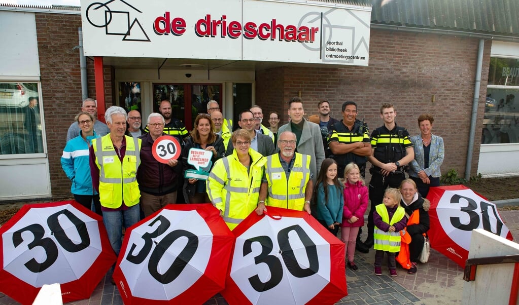 Het gezelschap dat in Ossendrecht de officiële aftrap gaf van de actie tegen te hard rijden.