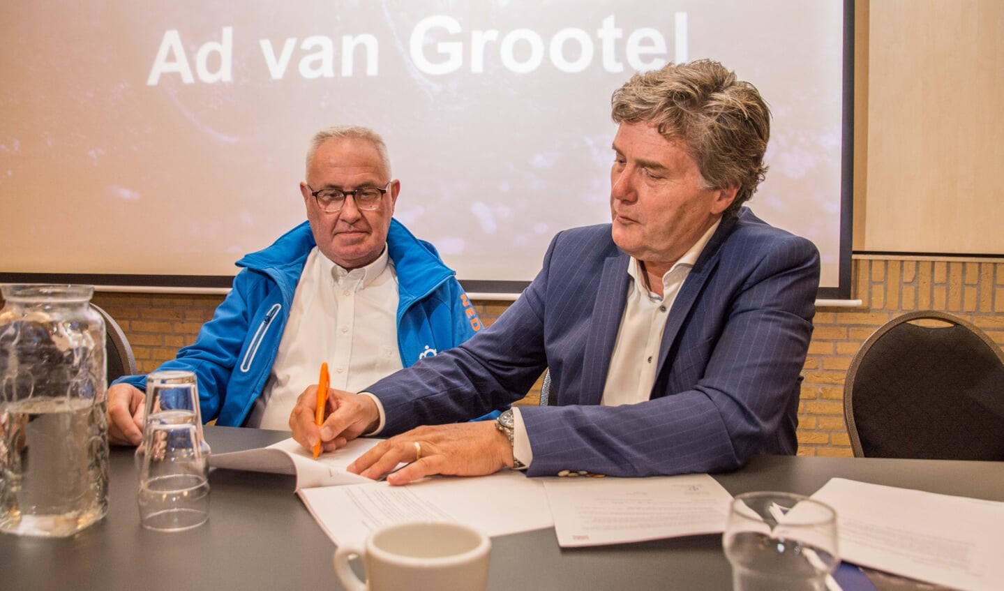 Voorzitter Carel Jan Reuver van Wielercomité Huijbergen en KNWU-man Ad van Grootel ondertekenen het contract: het NK 2019 komt naar Huijbergen.
