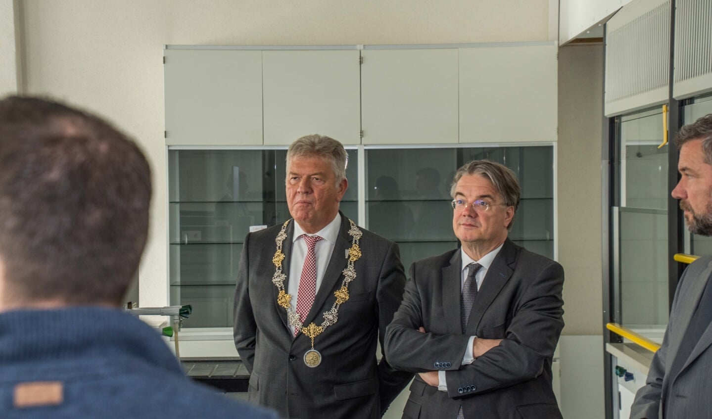 Commissaris van de Koning Wim van de Donk bekijkt het Bergse IRS-gebouw.