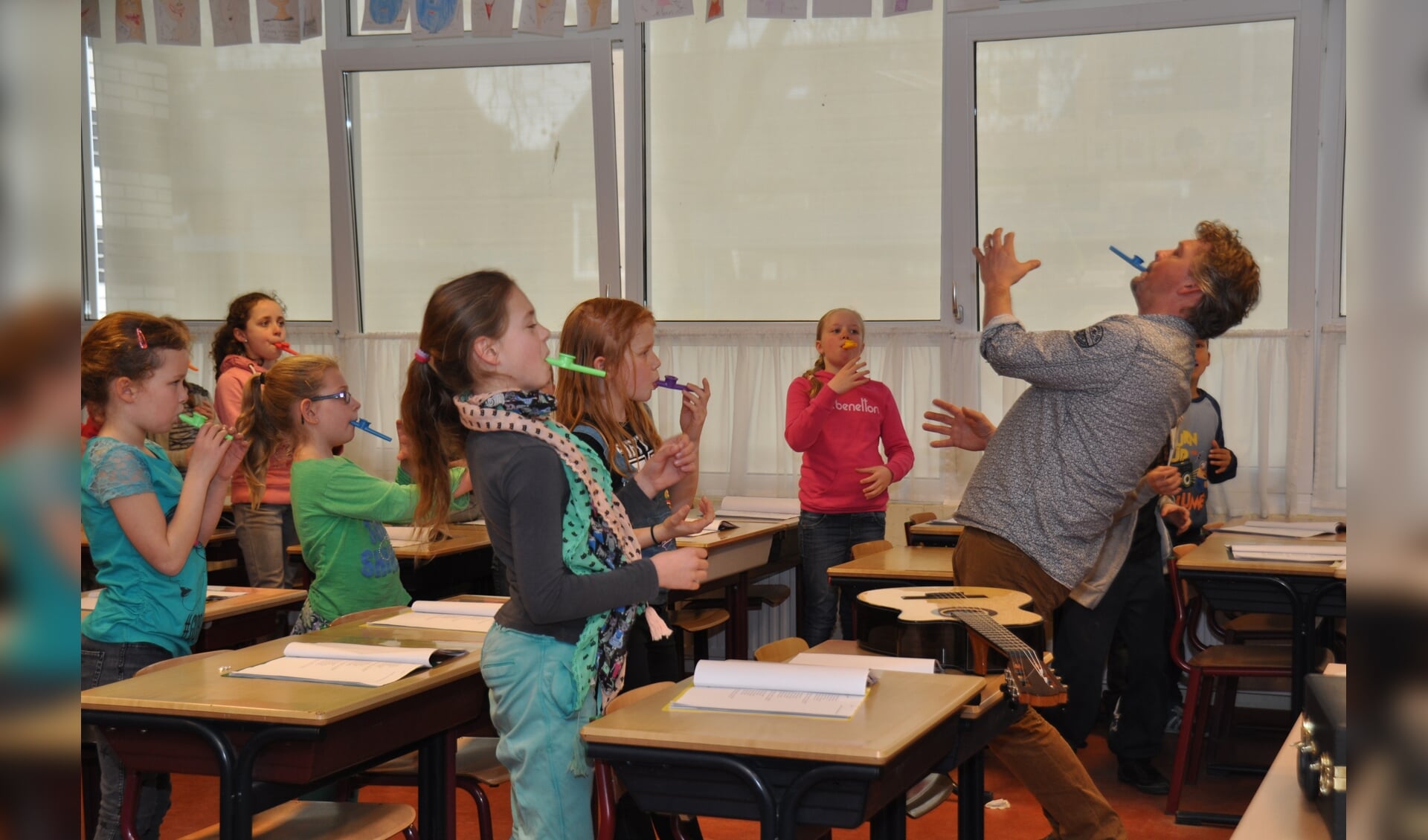 Kinderen leren m.b.v. Kazoo's de werking van houten blaasinstrumenten