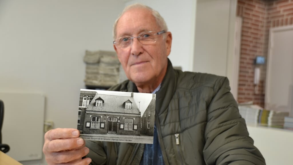 Wil Mouwen toont een foto van het voormalig café De Veehandel aan de Dorpsstraat in Halsteren.