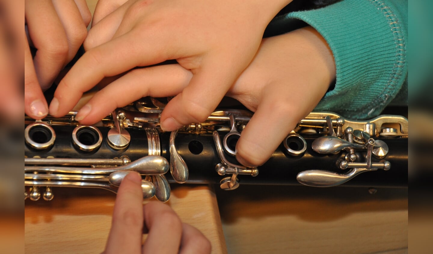 Kinderen bekijken de klarinet aandachtig
