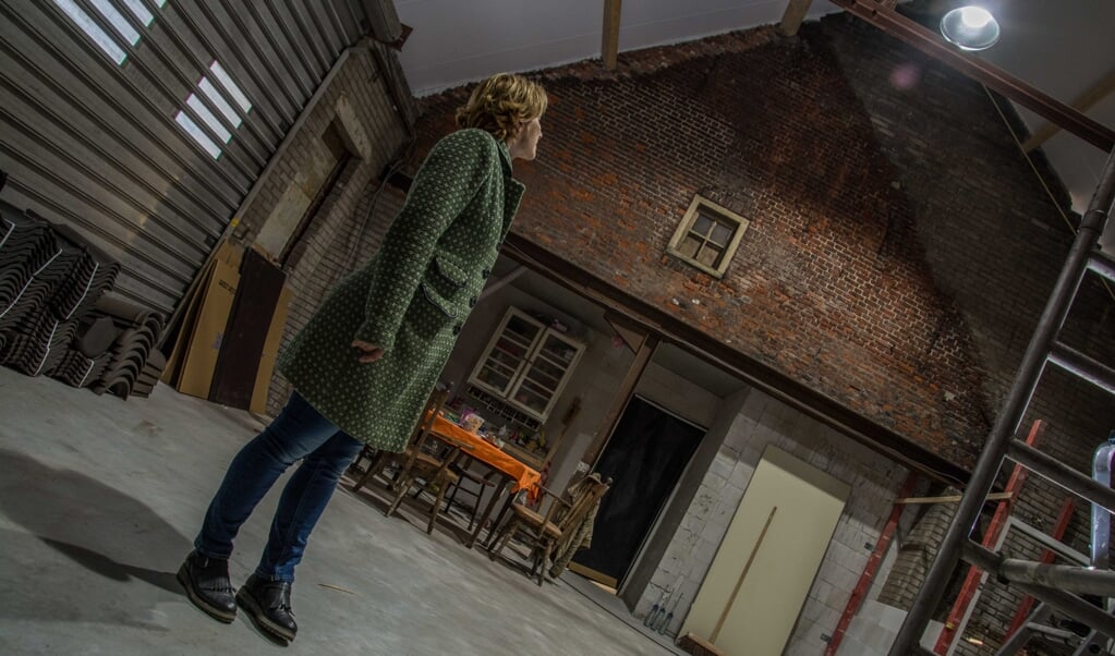 Mariëlle van der Zande enkele jaren geleden in haar toekomstig atelier, waar elementen van de oude smederij zijn behouden.