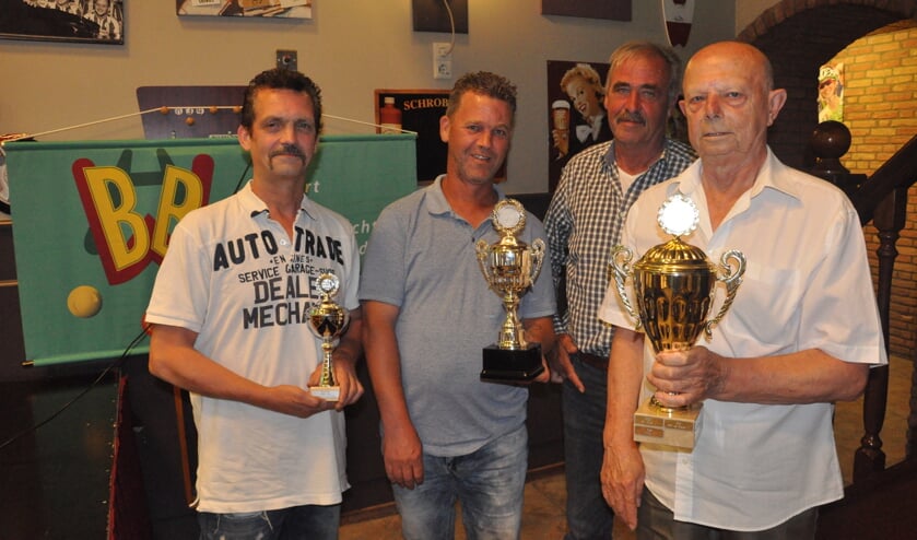 Bij de afsluiting van het biljartcompetitie driebanden werdteam ’t Klavertje uit Hoogerheide algemeen kampioen.