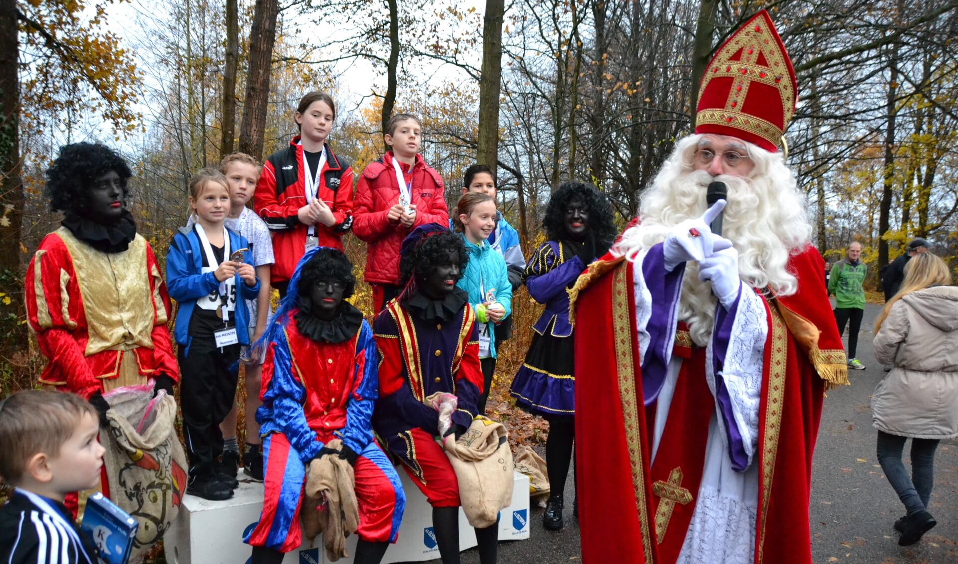 Huldiging van de kinderen bij de surpriseloop door niemand minder dan Sinterklaas.
