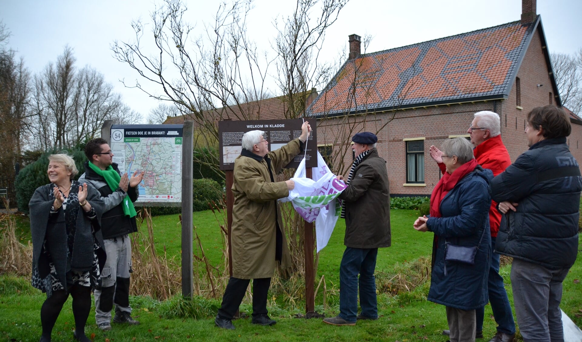 Maarten van Eekelen onthult het gehuchtenbord op de hoek van de Kladseweg en Kladsedijk in De Kladde.