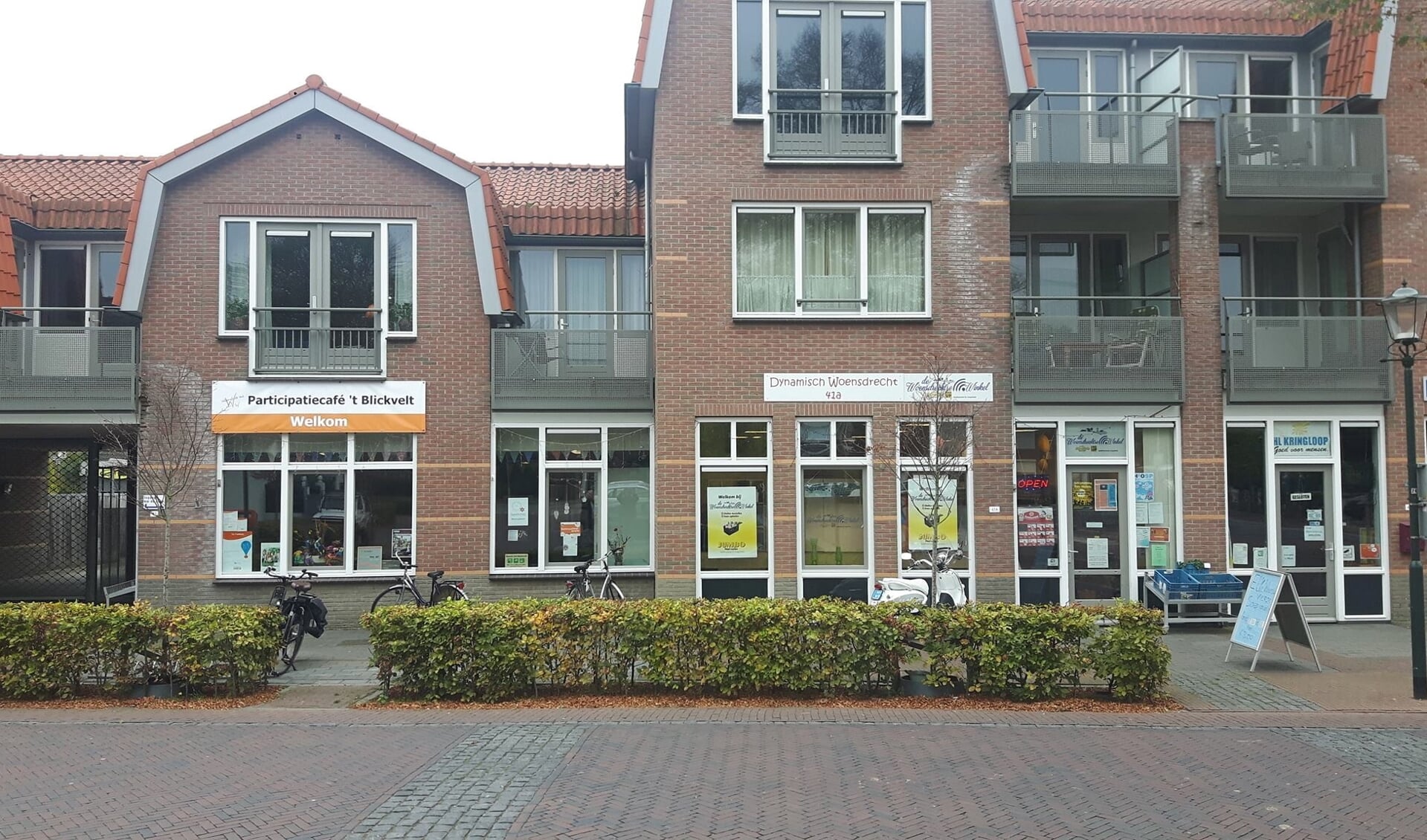Patricipatiecafé 't Blickvelt breidt steeds verder uit, met inmiddels een mini-supermarkt en een heuse bibliotheek.