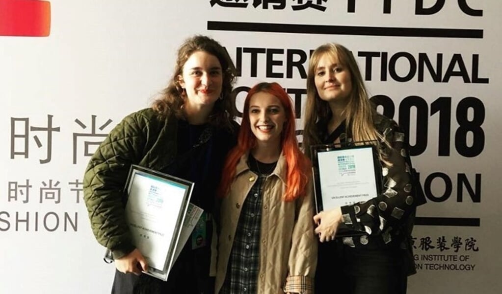 Alicia Minnaard (links) en haar concullega's tijdens de International Young Design Competition.