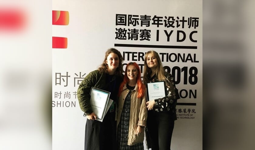 Alicia Minnaard (links) en haar concullega's tijdens de International Young Design Competition.