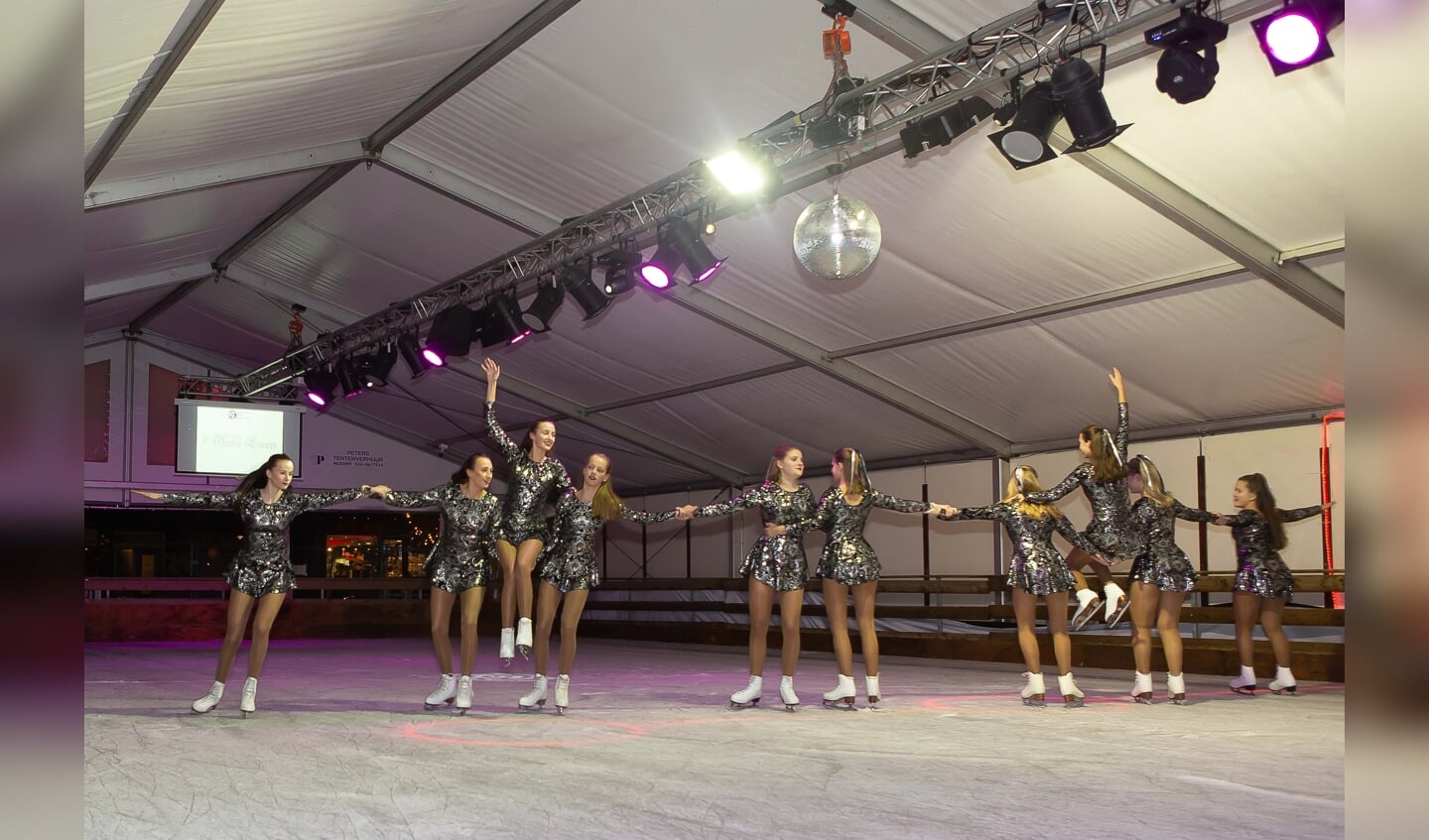 Rolschaatsvereniging SEO voorzag de aanwezigen op de ijsbaan van een show tijdens de officiële opening.
