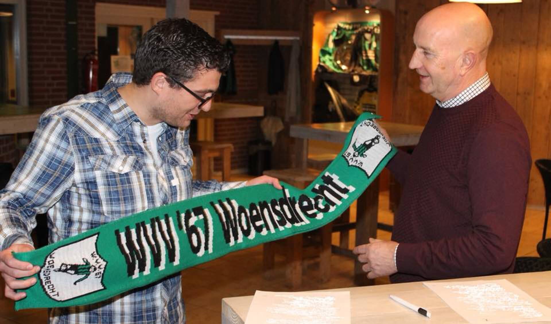 Uit handen van voorzitter Erwin van den Heuvel alvast een WVV-shawl voor Gerard Lazarom.
