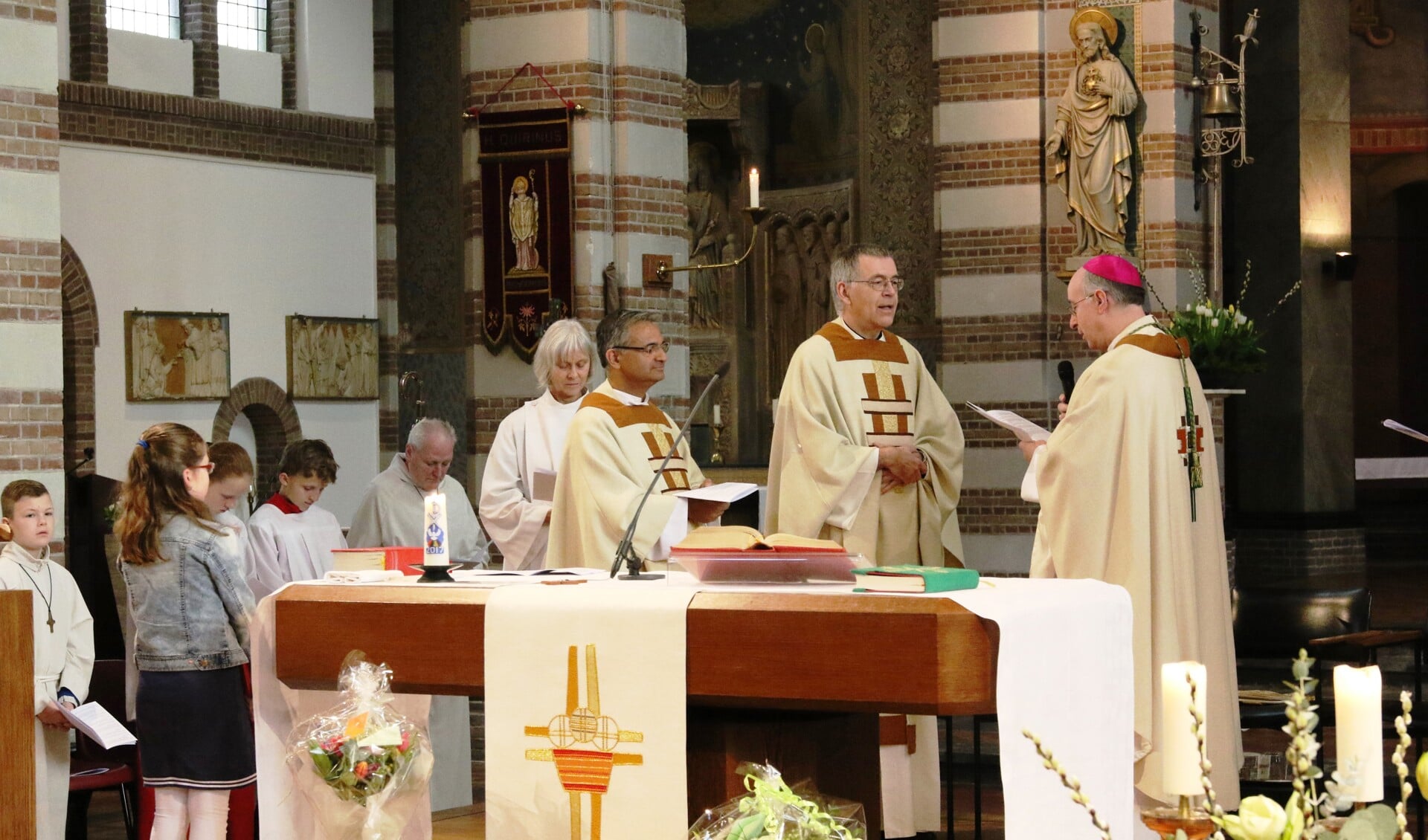 Pastoor Hans de Kort wordt door Mgr. Jan Liesen, bisschop van het bisdom Breda, geïnstalleerd als nieuwe pastoor van de Sint Christoffelparochie en de Sint Annaparochie.