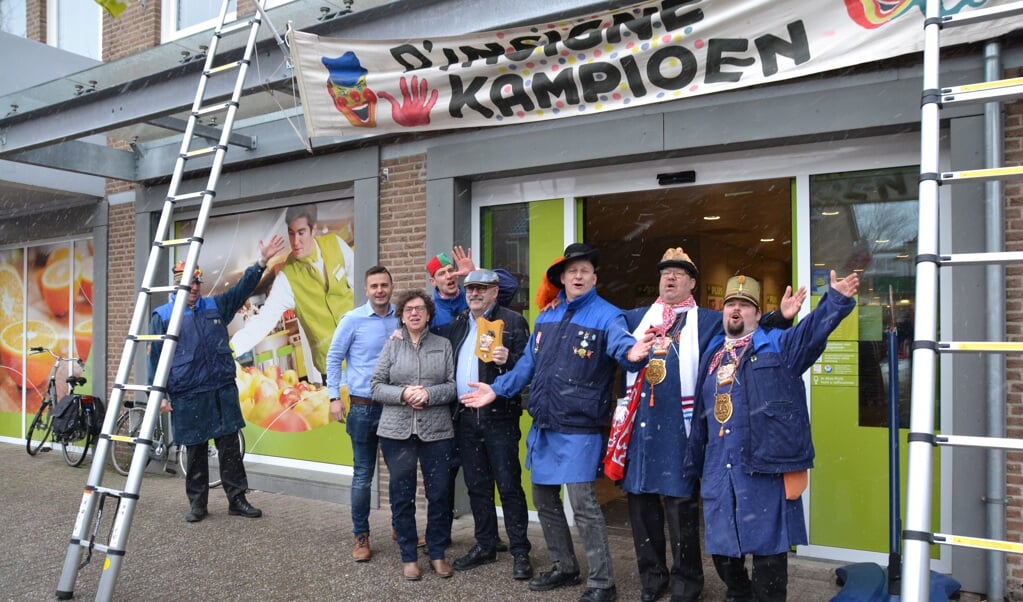 De Geveldweil van Stichting Alterse Carnaval werd bevestigd aan de gevel van de supermarkt aan de Dorpsstraat. 