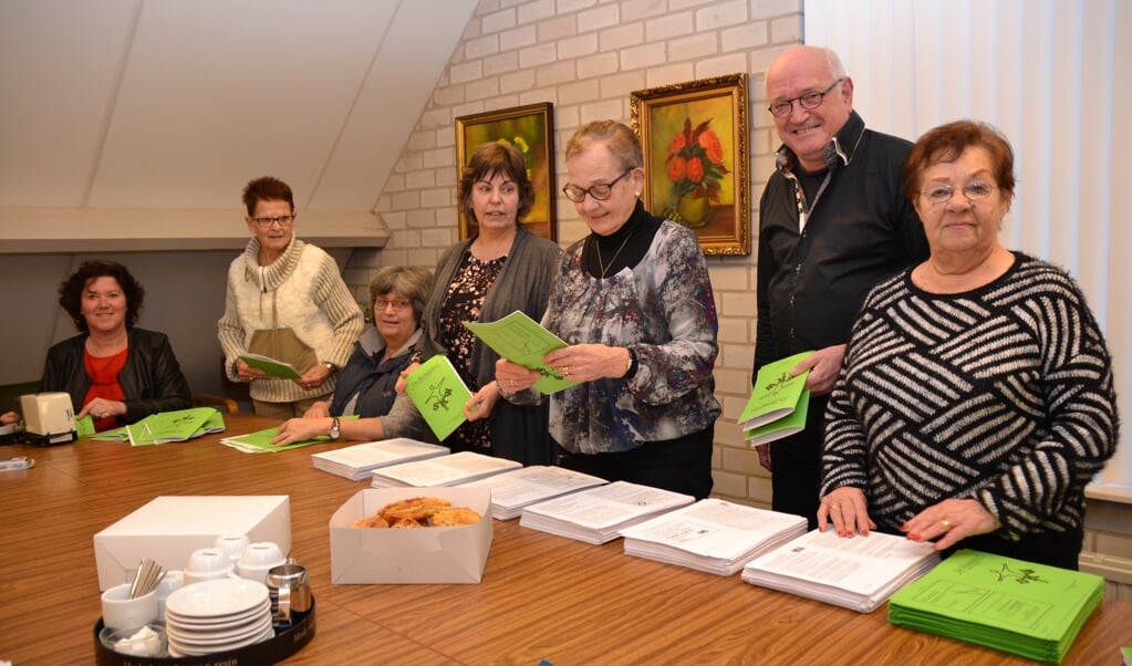 SKW-vrijwilliger Gerard Koks, tweede van rechts,  kwam met het idee voor een boekenruilkast in 't Weike. 