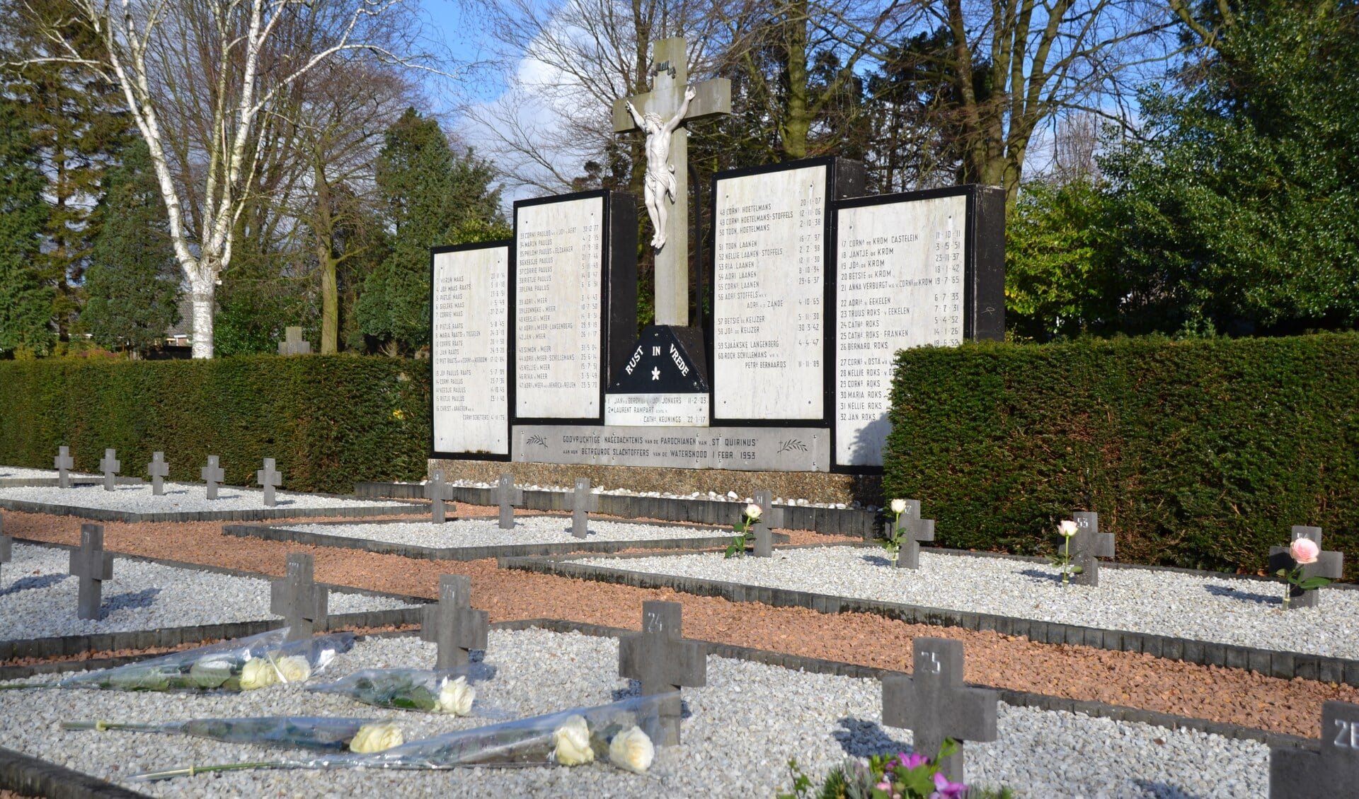 RK begraafplaats in Halsteren met graven van slachtoffers van de watersnoodramp in 1953. 