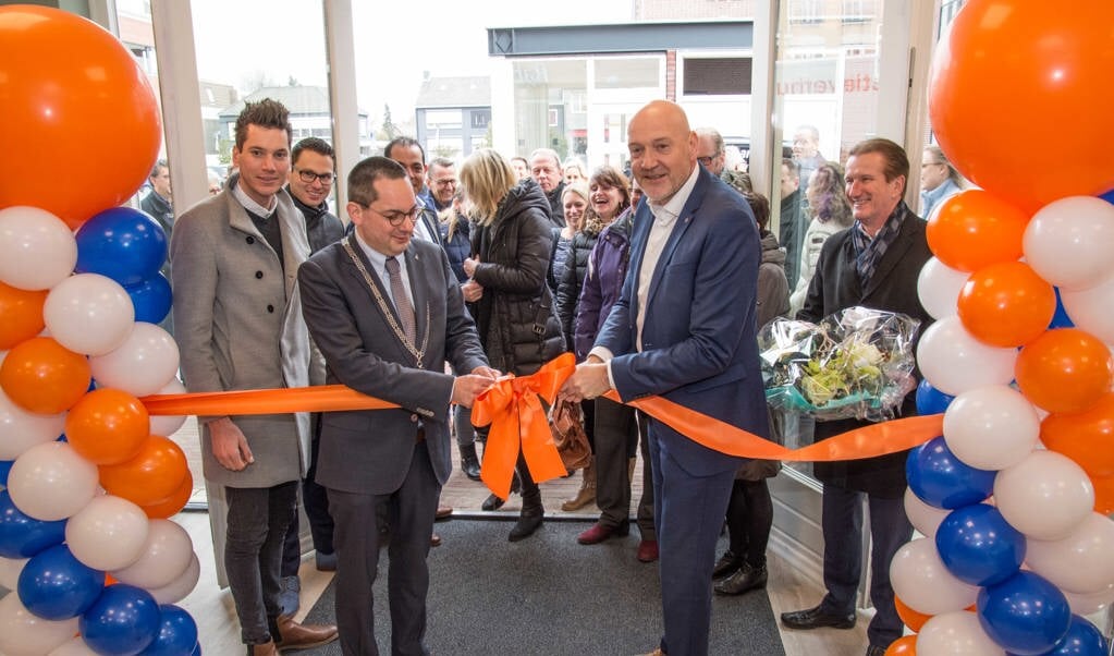 Burgemeester Adriaansen en bankdirecteur Van Diest openen de nieuwe Rabobank in Hoogerheide.