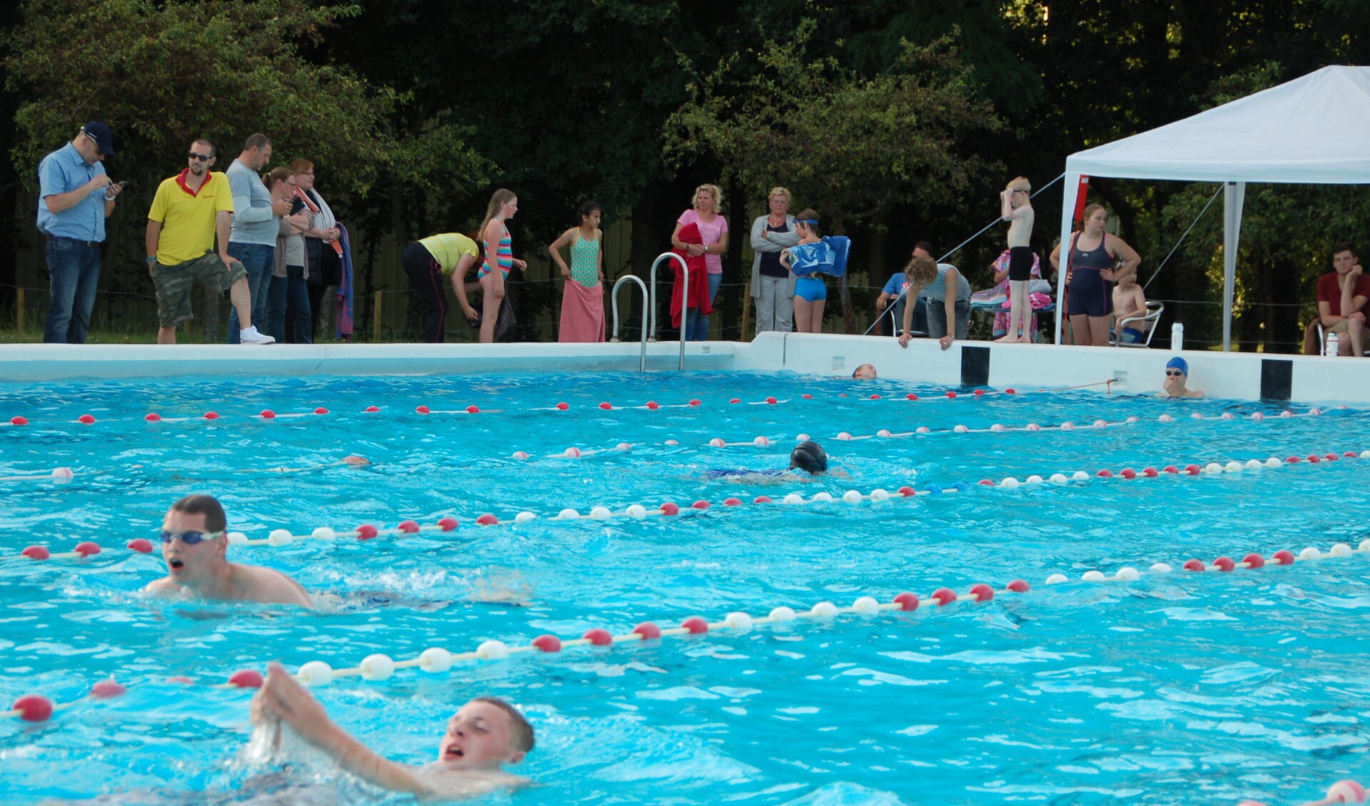 Dit seizoen kan er vanwege het mooie meer langer gezwommen worden in openluchtzwembad  De Melanen. 
