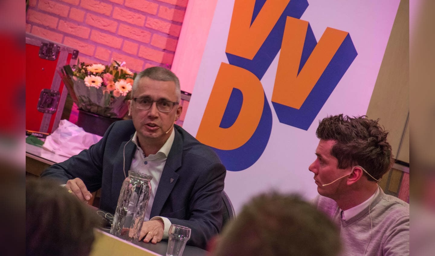 VVD-lijsttrekker Manus Bolders verdedigt zijn standpunt terwijl zijn CDA-collega Jeffrey van Agtmaal toekijkt.