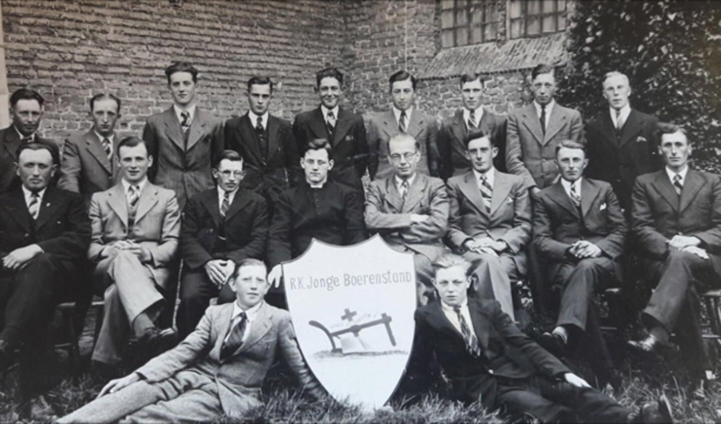 Een vroege groepsfoto van de KPJ Halsteren.