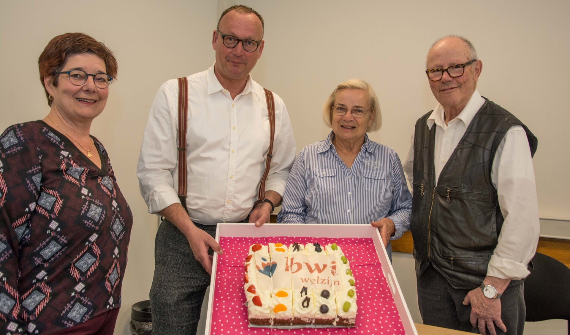 Gerda van der Schot, Mark Inja, Leny Jansen en Wim van Herk snijden de taart aan: de vrijwilligersraad is een feit.