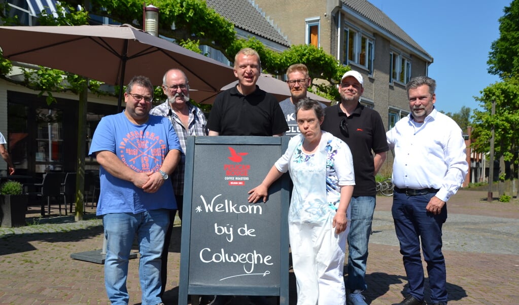 De organisatoren van het koppelbiljarttoernooi samen met mensen van dagactiviteitencentrum de Colweghe.