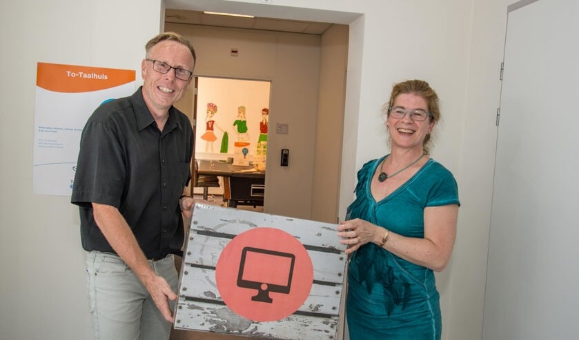 Wethouder Lars van der Beek en taalcoördinator Monique Swagemakers twee jaar geleden bij de opening van het To-Taalhuis.