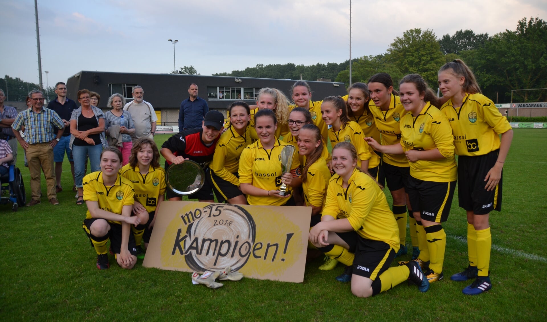 Het kampioensteam MO-15 van RKSV Halsteren bij de huldiging op Sportpark de Beek. 