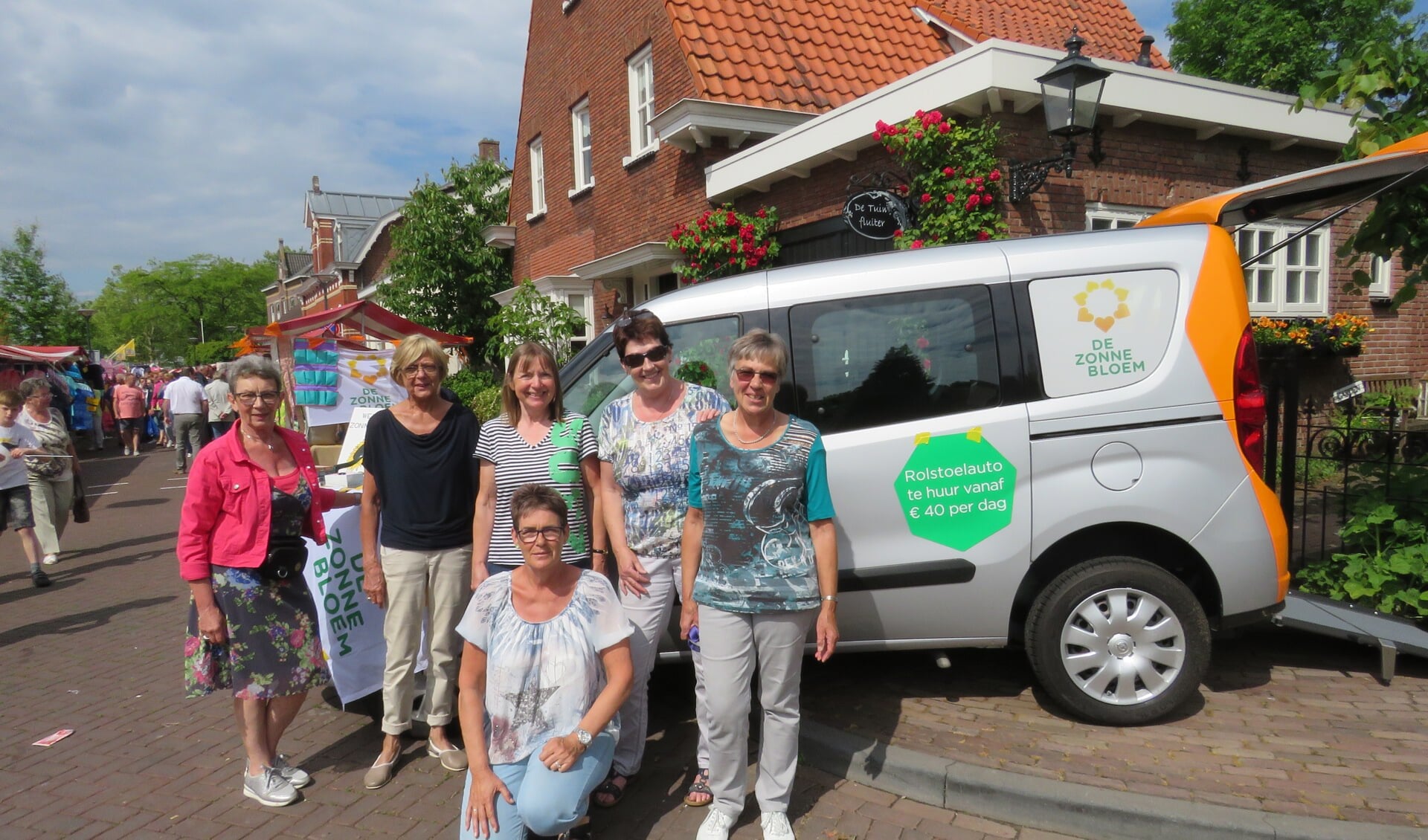 Vrijwilligers van Zonnebloem Lepelstraat op de braderie.