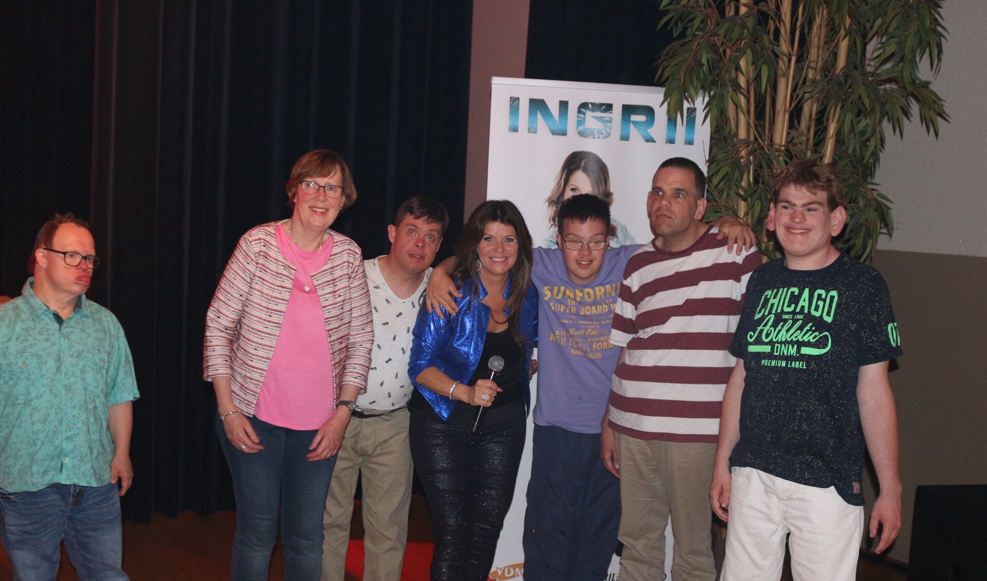 Gezelschap Do Re Mi's met in hun midden de Belgische zangeres Ingrii tijdens het Benefietconcert van HL. 