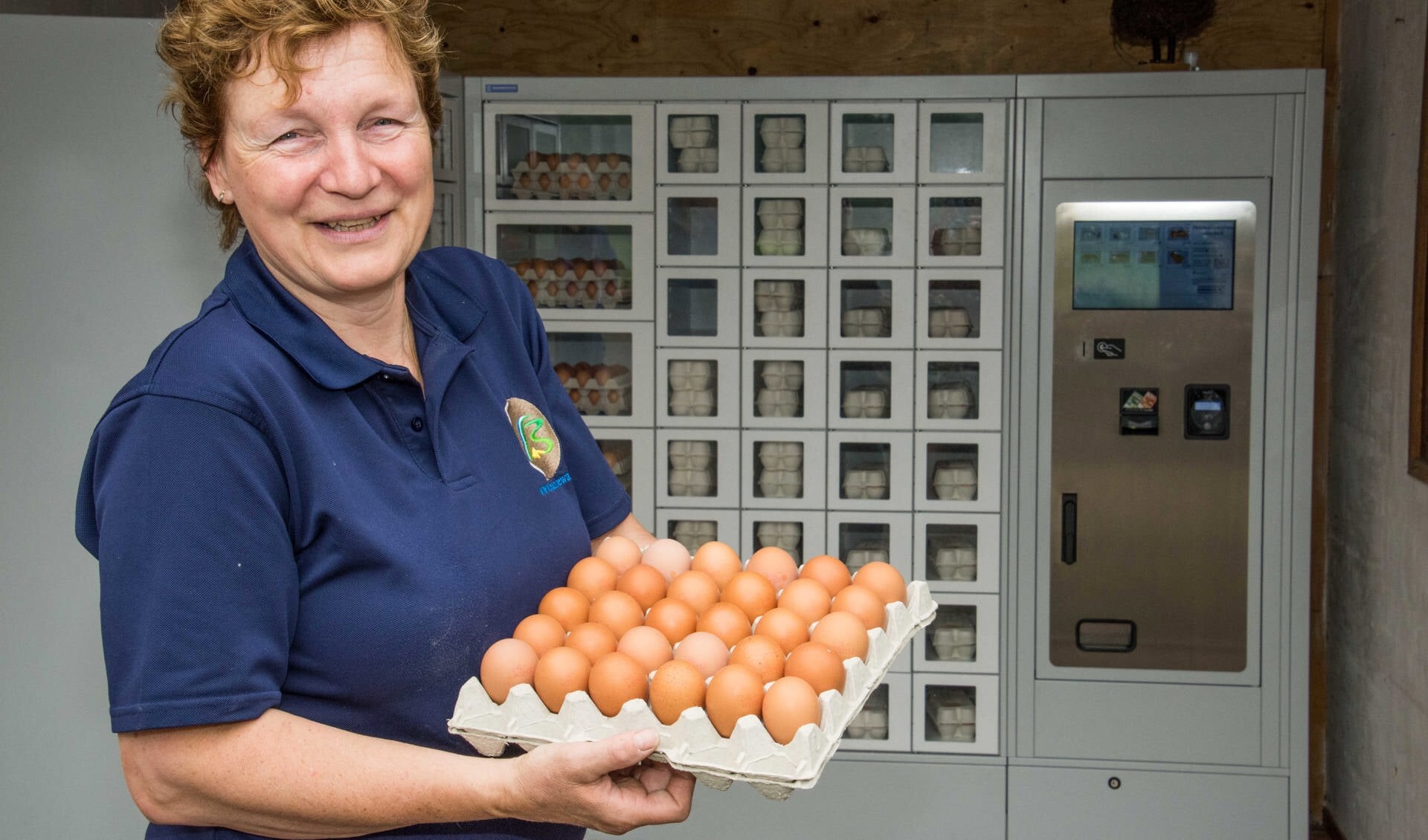 Annelies van Hooijdonk met kakelverse Brabantse Wal Eieren voor de hypermoderne eierautomaat.