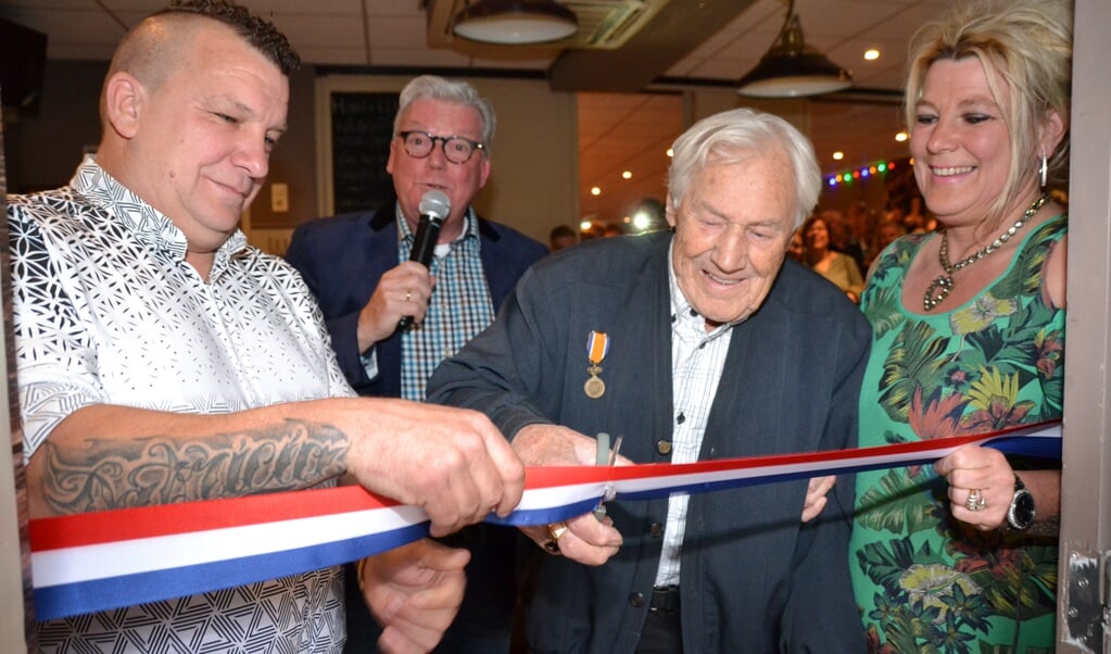 Opa Dingeman Brok (92) knipt het lint door als openingshandeling bij het Dorpskoffiehuis temidden van Patrick en Patricia Spieringhs en Martin Groffen.