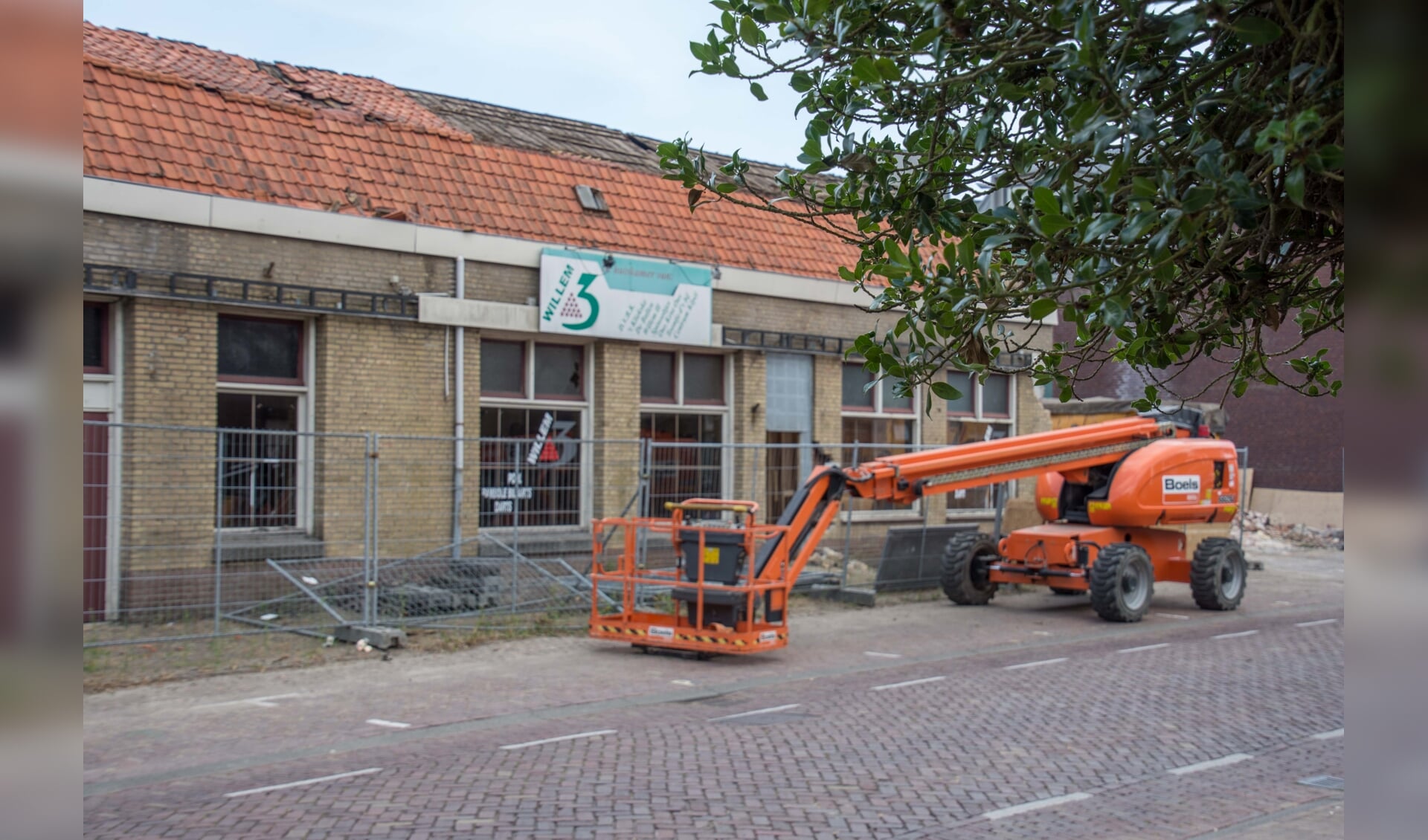 Het al jaren leeg staand pand van Café-Zaal Willem 3 is intussen onder de slopershamer verdwenen. 