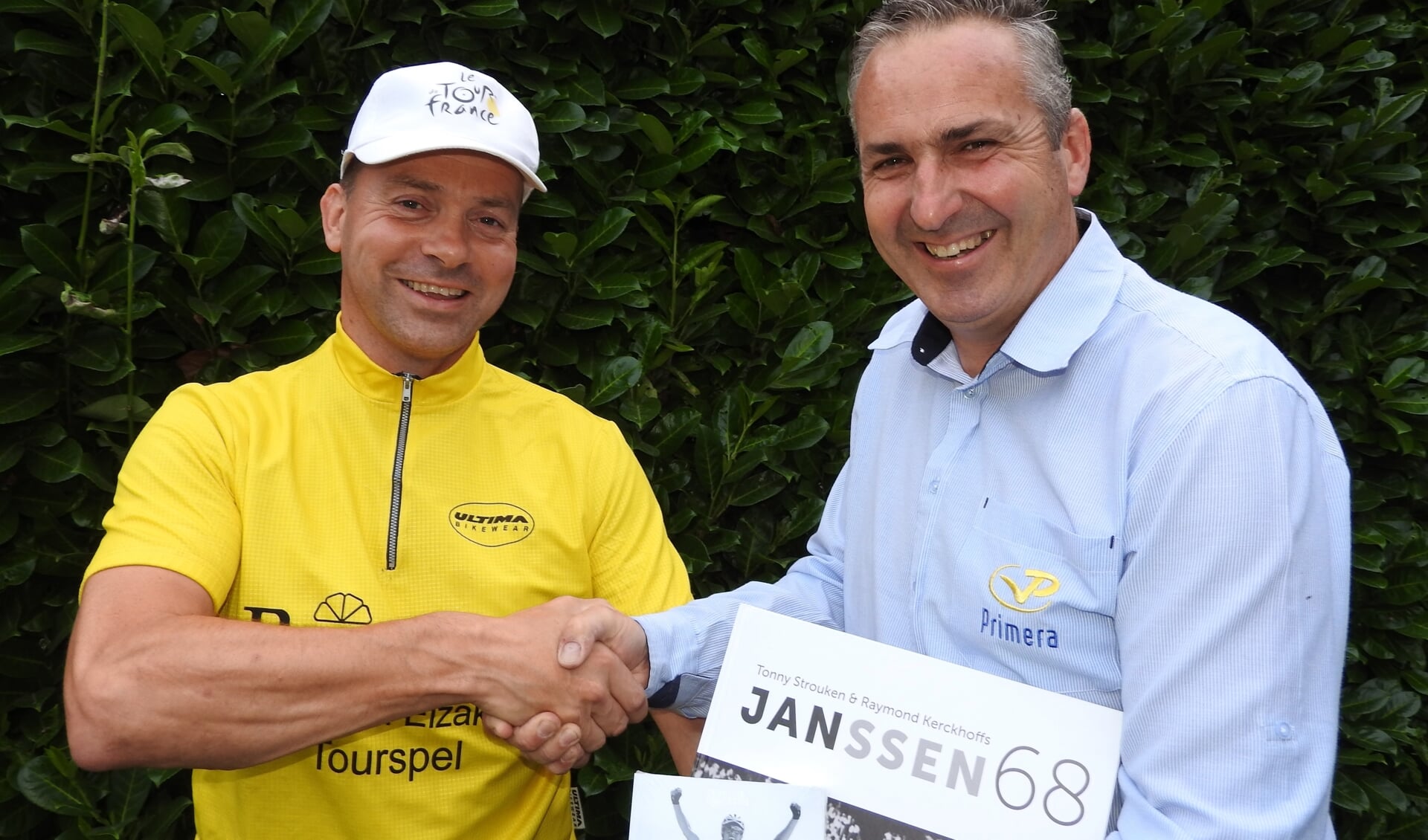 Tourspelwinnaar Eric Goossens wordt gefeliciteerd door Niels van Elzakker.