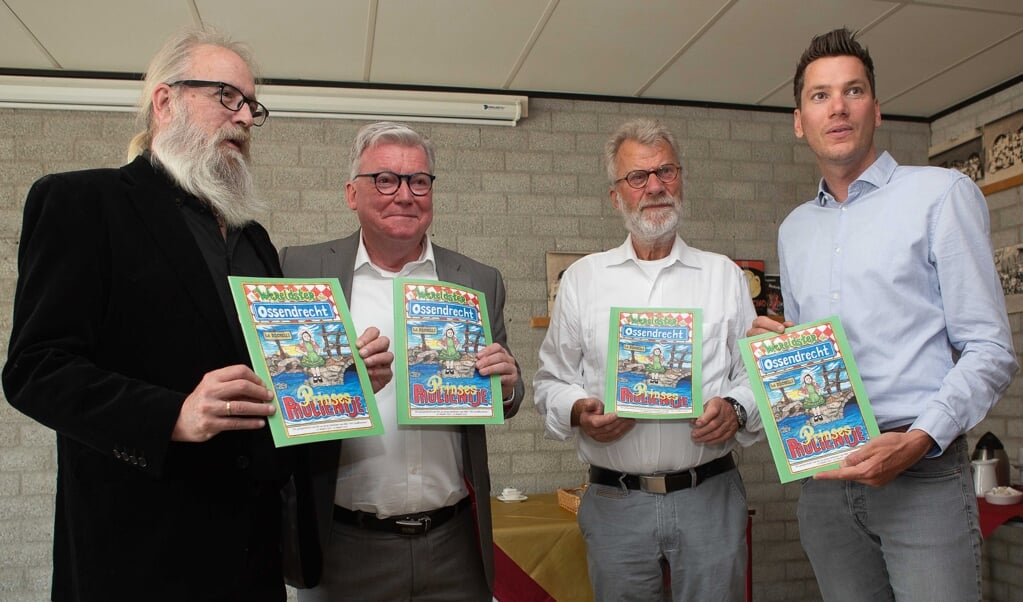 Vlnr: Bert Janssens, Martin Groffen, Hans Hermes en Jeffrey van Agtmaal. Zij ontvingen het eerste exemplaar van het stripboek.