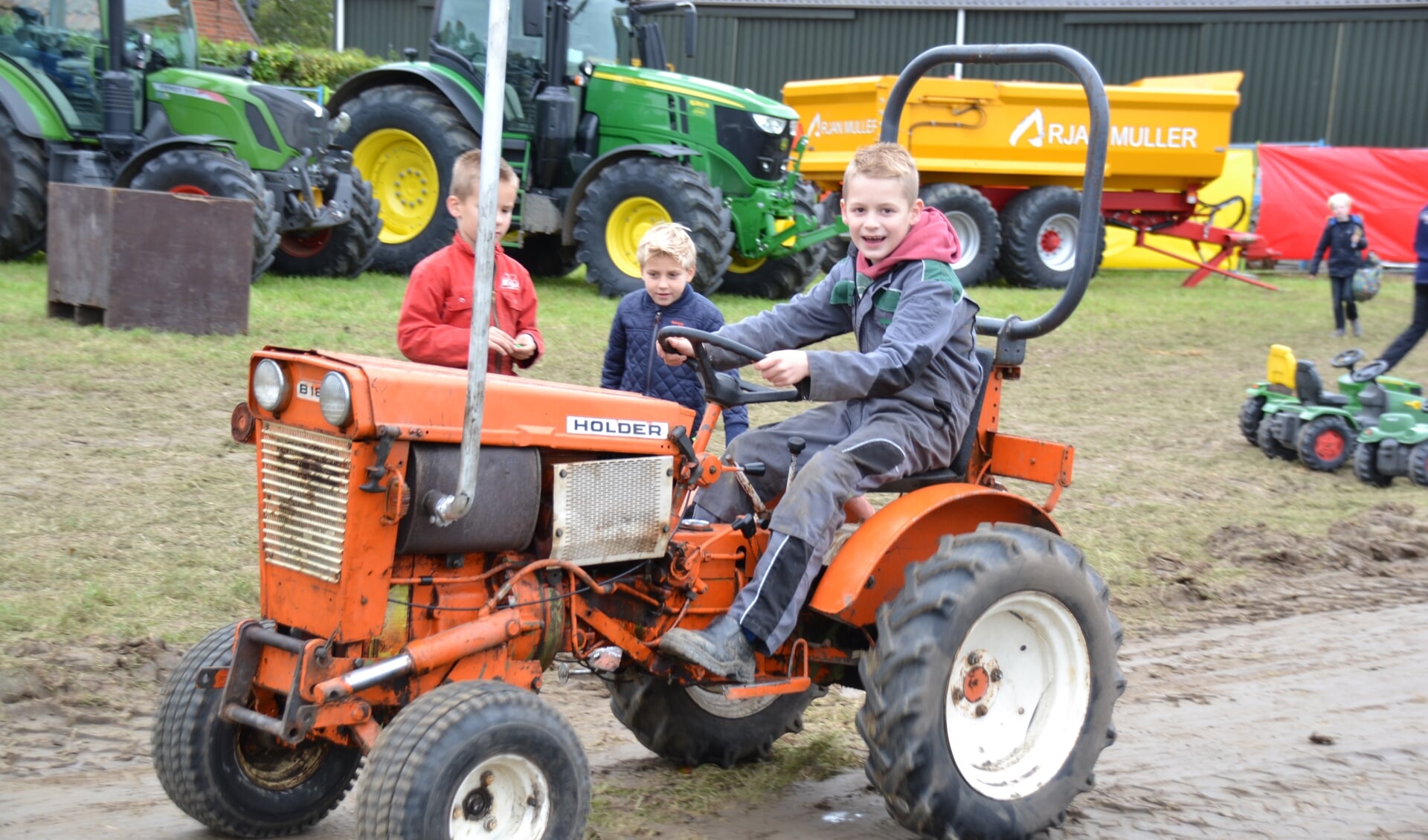 Ook voor jonge tractorfanaten valt er zaterdag en zondag op het terrein aan de Tholenseweg volop te beleven. 
