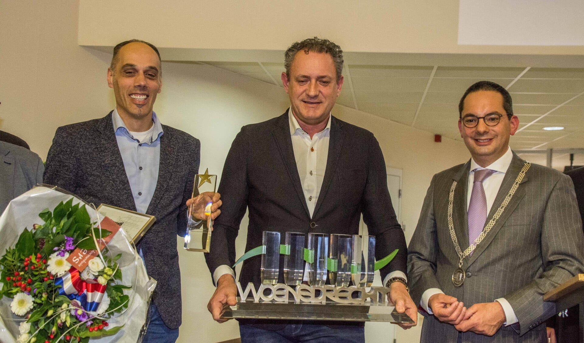 Directeuren Ricardo Moerkens en Lennaert van Dijk van Tummers Food Processing ontvangen de promotieprijs van burgemeester Steven Adriaansen.