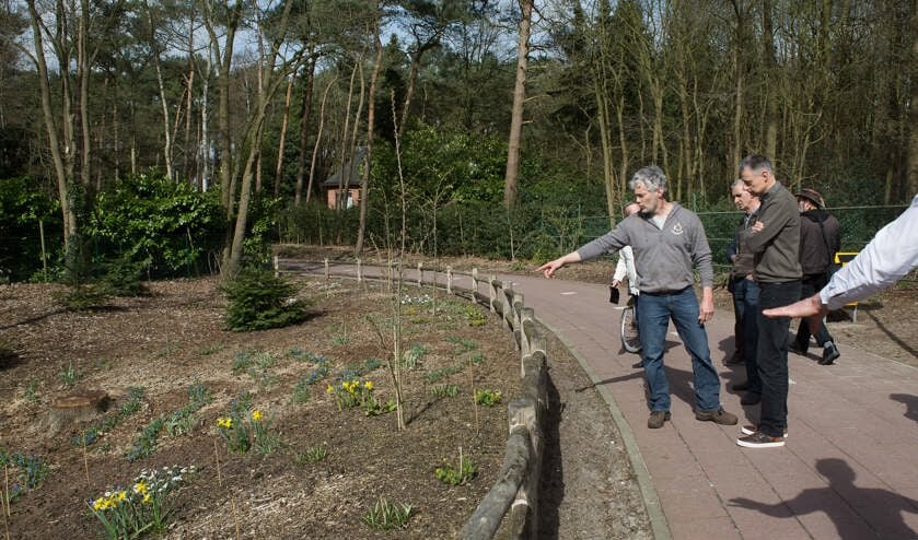 Peter Blommerde geeft uitleg over beplanting.