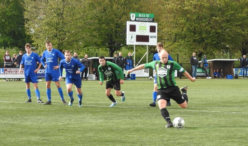 Robin Schipperijn (WVV'67) legt aan voor 3-0.